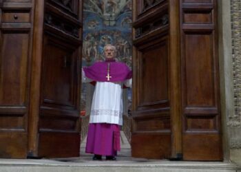 ¿Quién cerró las puertas de la Capilla Sixtina para el inicio del cónclave?