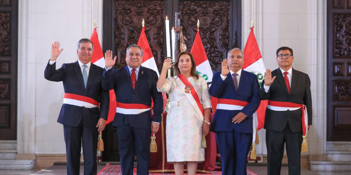 Renuncia el gabinete en pleno del Gobierno peruano antes del voto de censura del Congreso
