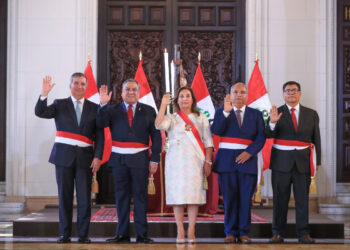 Renuncia el gabinete en pleno del Gobierno peruano antes del voto de censura del Congreso