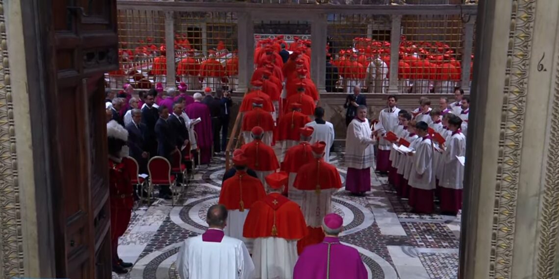 Comenzó el cónclave: cardenales permanecerán aislados del mundo hasta elegir un nuevo Papa