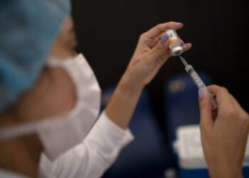 Ecuador empieza a exigir vacuna contra fiebre amarilla a pasajeros de 4 países