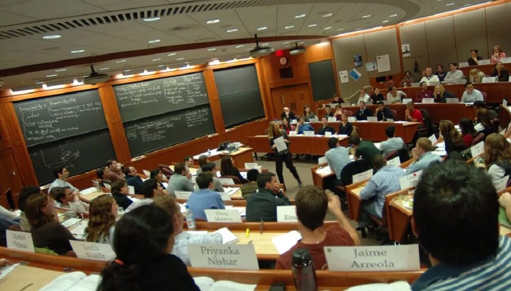 Harvard demanda a Trump tras prohibirle admitir a estudiantes extranjeros