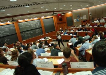 Harvard demanda a Trump tras prohibirle admitir a estudiantes extranjeros