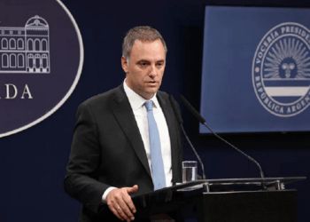 Argentina anuncia restricciones a la residencia y expulsión de migrantes con delitos