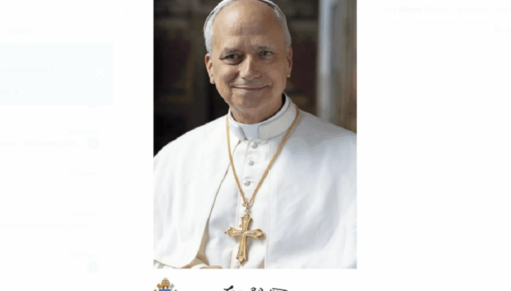 Revelan la foto oficial de León XIV, con su firma en latín y la cruz relicario