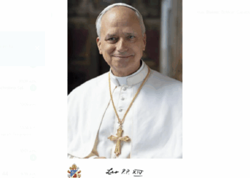 Revelan la foto oficial de León XIV, con su firma en latín y la cruz relicario