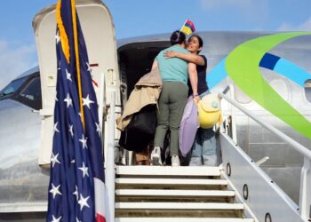 Regresan a sus países 64 migrantes en primer vuelo de autodeportados de Trump