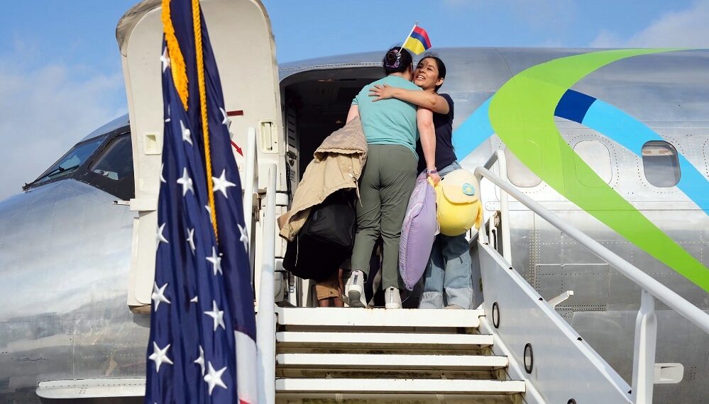 Regresan a sus países 64 migrantes en primer vuelo de autodeportados de Trump
