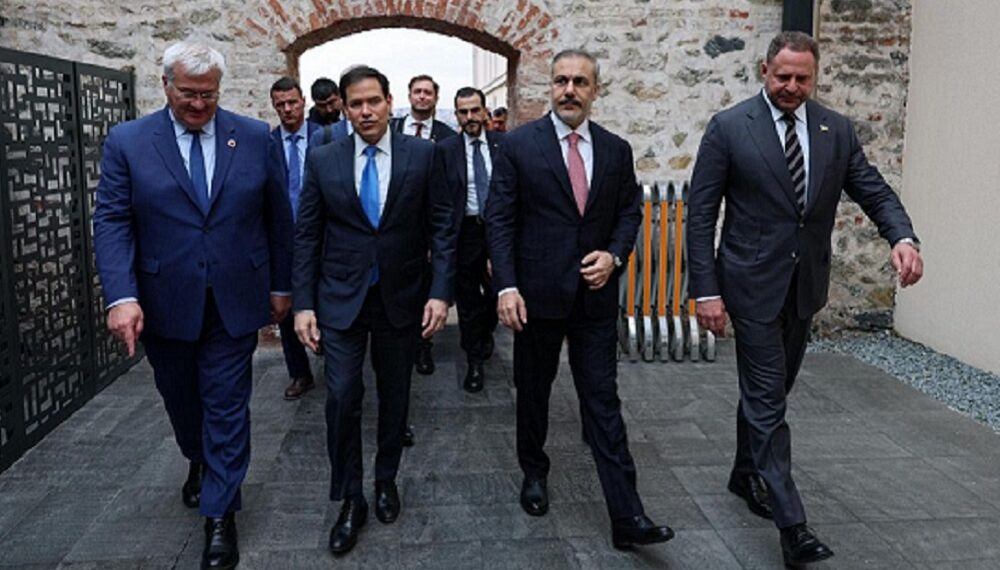 Inician conversaciones tripartitas entre Ucrania, Turquía y EEUU en Estambul