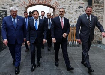 Inician conversaciones tripartitas entre Ucrania, Turquía y EEUU en Estambul