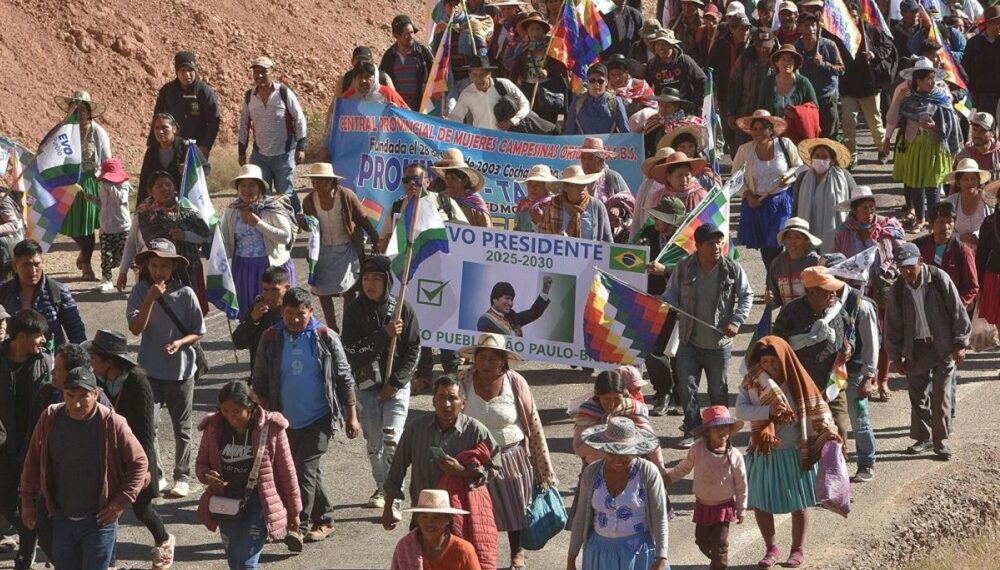 Seguidores de Evo Morales marchan en defensa de su candidatura