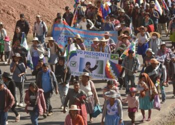 Seguidores de Evo Morales marchan en defensa de su candidatura