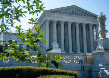 Acusan a la Corte Suprema de permitir la «mayor deslegalización» de migrantes en EEUU