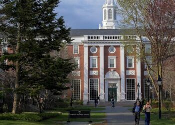 Para Harvard es “ilegal” medida de Trump que le impide admitir a estudiantes extranjeros