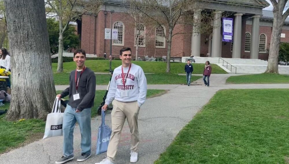 Gobierno de Trump prohíbe a Harvard admitir estudiantes extranjeros