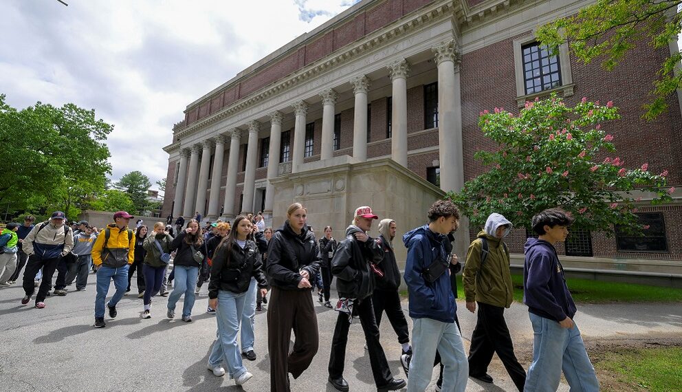 Gobierno de Trump ordenó cancelar los últimos contratos federales con Harvard