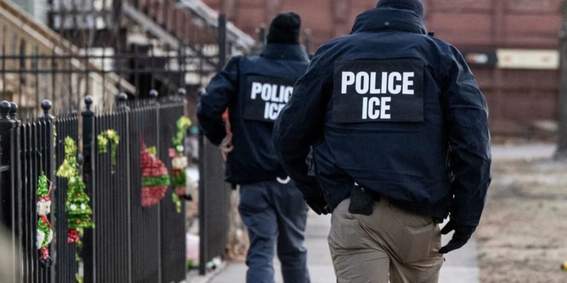 Jueza de EEUU respalda uso de Ley de Enemigos para deportar a migrante venezolano