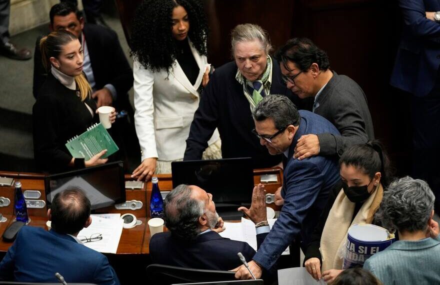 Senado colombiano rechaza consulta popular sobre el sistema laboral y Petro denuncia fraude