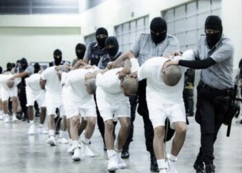 Abogados de venezolanos presos en El Salvador denuncian retrasos y falta de respuestas de la justicia