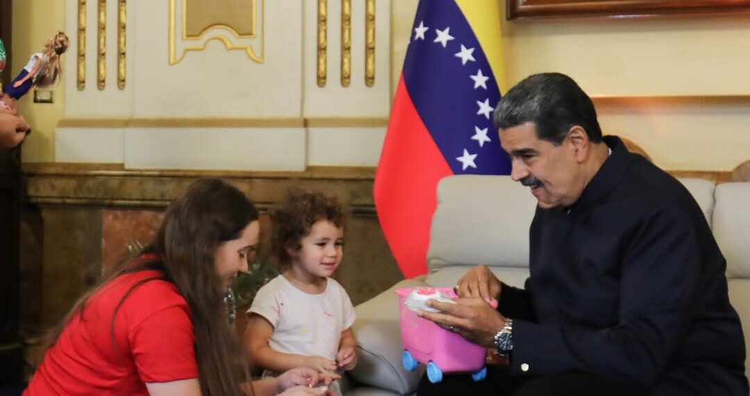 La pequeña Maikelys Espinoza se reencontró con su familia en el Palacio de Miraflores