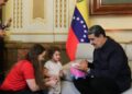 La pequeña Maikelys Espinoza se reencontró con su familia en el Palacio de Miraflores