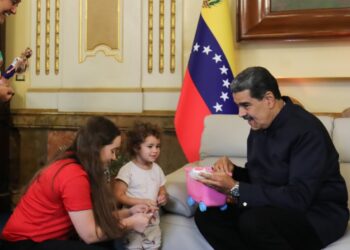 La pequeña Maikelys Espinoza se reencontró con su familia en el Palacio de Miraflores