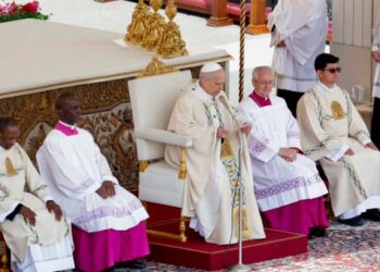 León XIV comienza oficialmente su pontificado criticando al sistema económico que margina