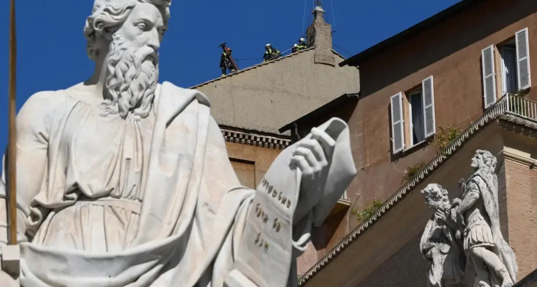 Instalan chimenea en la Capilla Sixtina para el cónclave