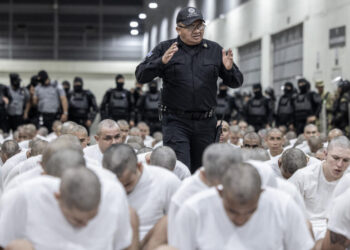 ONU alerta sobre «desaparición forzada» de venezolanos presos en El Salvador