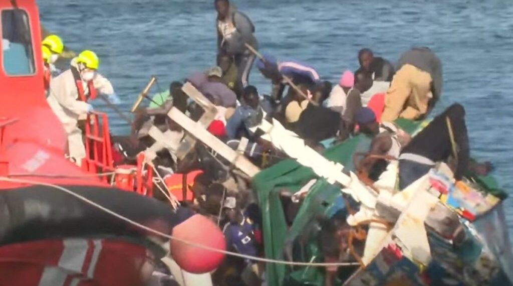 Al menos 7 personas murieron al volcarse  una barcaza de migrantes en las islas Canarias