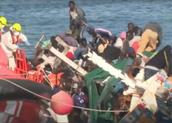 Al menos 7 personas murieron al volcarse  una barcaza de migrantes en las islas Canarias