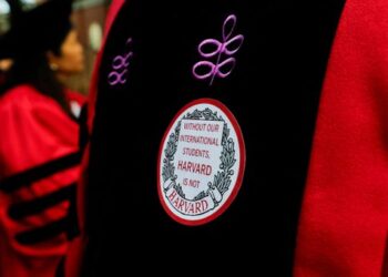 Trump intensifica  asedio contra Harvard y Columbia y toma medidas drásticas