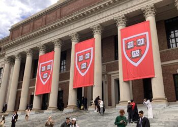 Tribunal detiene veto de Trump contra estudiantes extranjeros en Harvard