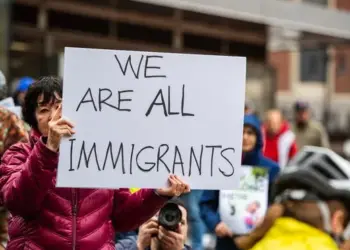 Temen impacto general por revocatoria del parole humanitario a migrantes en EEUU