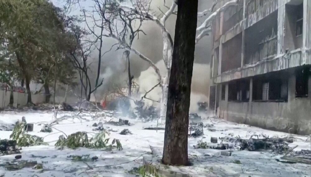 Vuelo con 242 personas a bordo se estrella tras despegar en India