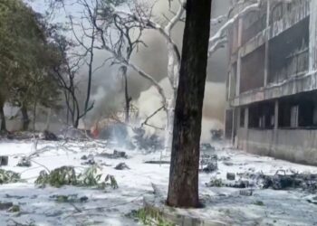 Vuelo con 242 personas a bordo se estrella tras despegar en India