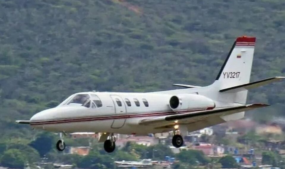 Encuentran restos humanos y documentos de la avioneta desaparecida en La Guaira