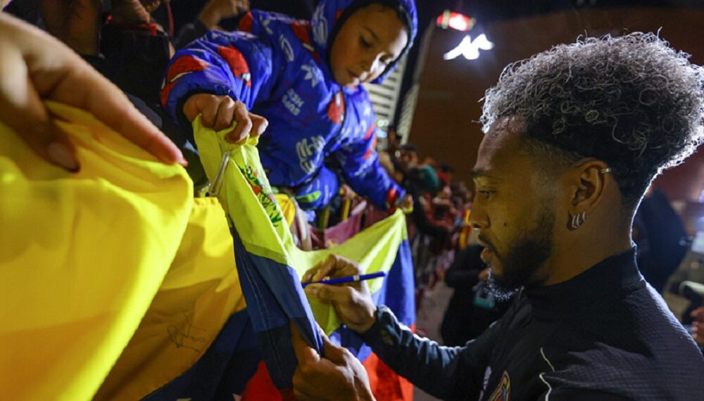 Venezolanos recibieron a la Vinotinto con un banderazo en Montevideo