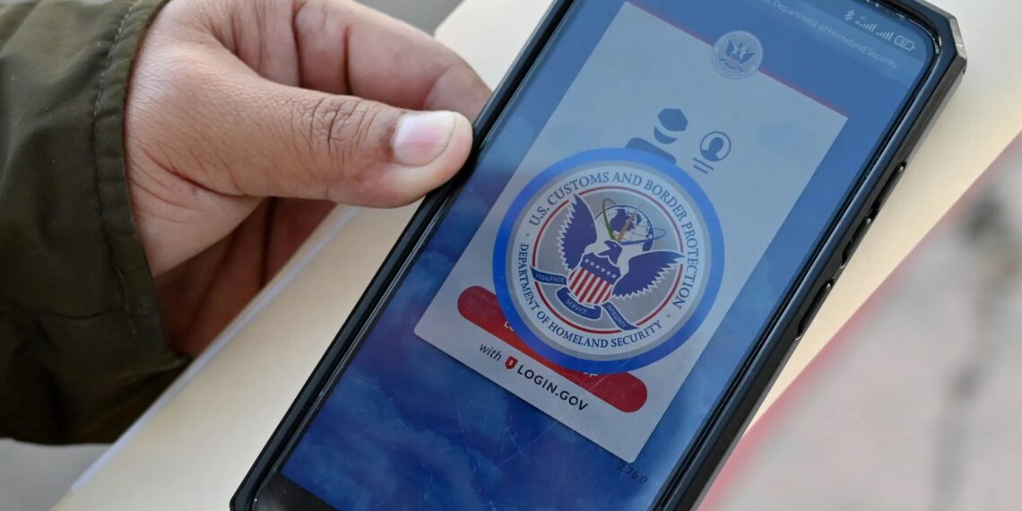 EE.UU. perdonará multas a indocumentados que se autodeporten