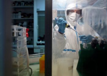 Demandan al DHS por recolectar muestras de ADN de inmigrantes