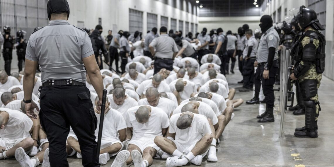 El Salvador niega visita de sus familias a venezolanos detenidos en Cecot