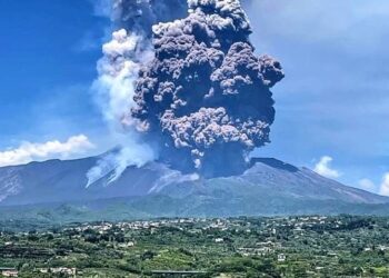 El monte Etna arroja una enorme nube de cenizas, rocas y gases (+Fotos)
