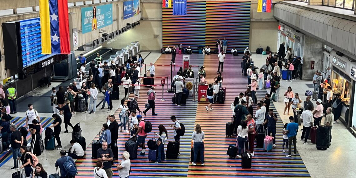 Líneas aéreas están dejando abordar pasajeros hacia EEUU «con visas vigentes»