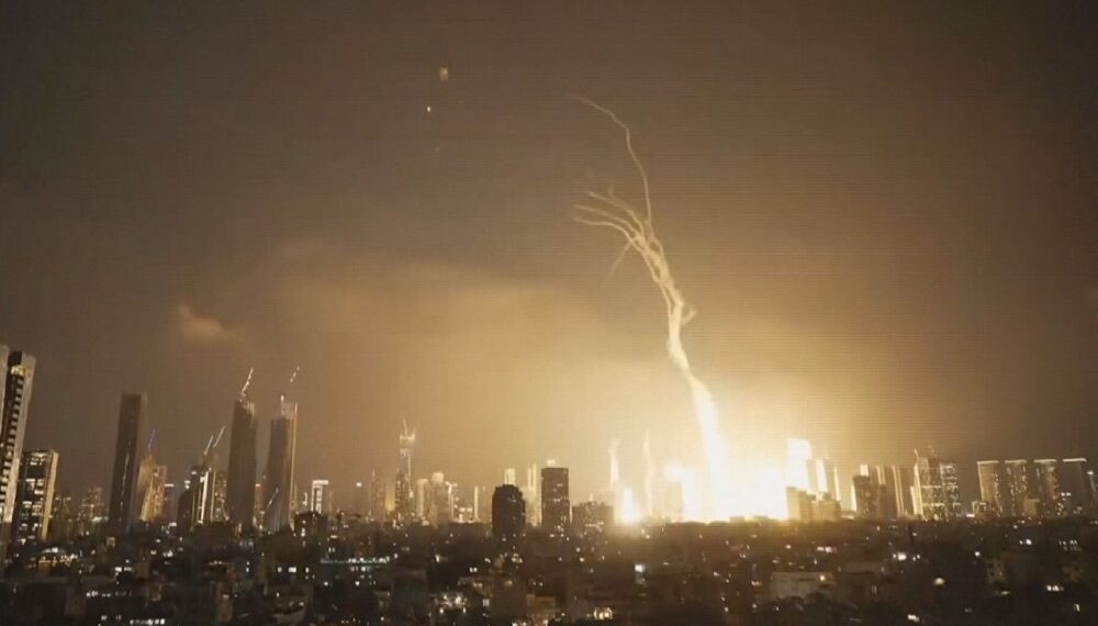 Irán ataca con decenas de misiles a Israel en represalia: reportan 5 heridos