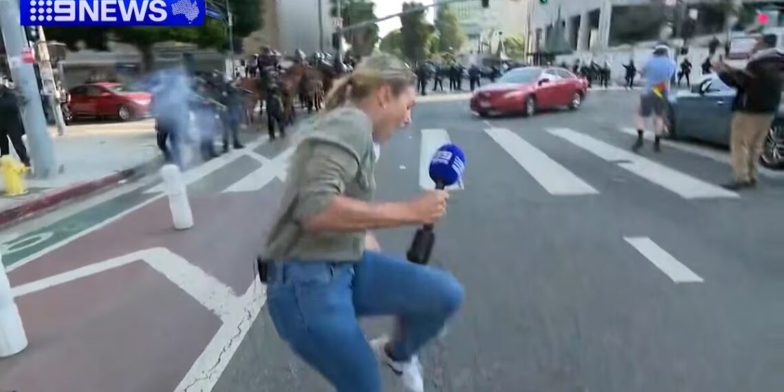 Policía dispara bala de goma a reportera australiana durante protestas en Los Ángeles