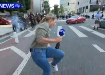 Policía dispara bala de goma a reportera australiana durante protestas en Los Ángeles