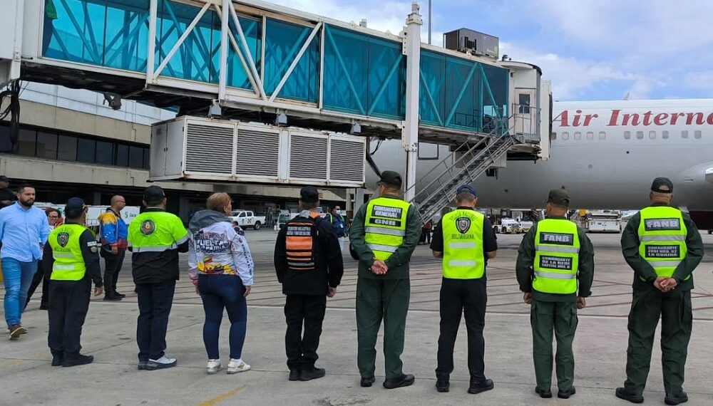 Llega nuevo grupo de 141 migrantes deportados por EEUU