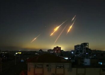 Irán amenaza con “consecuencias irreparables” si EEUU entra en su conflicto con Israel