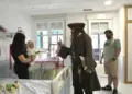 Johnny Depp visitó a pacientes del Hospital Niño Jesús de Madrid vestido de Jack Sparrow (+video)