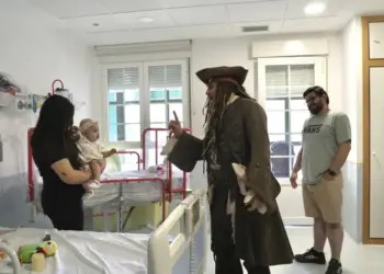 Johnny Depp visitó a pacientes del Hospital Niño Jesús de Madrid vestido de Jack Sparrow (+video)